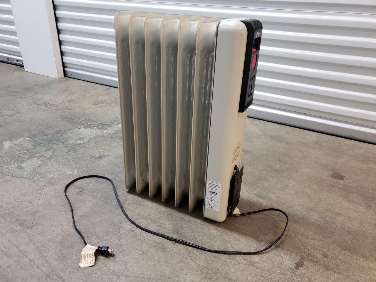 DeLonghi Type 3107 Electric 1500W Portable Radiator /Oil Filled Space