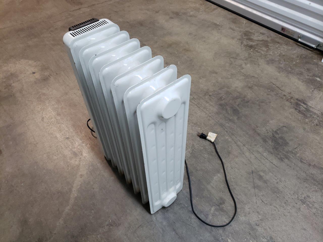 DeLonghi Type 3107 Electric 1500W Portable Radiator /Oil Filled Space