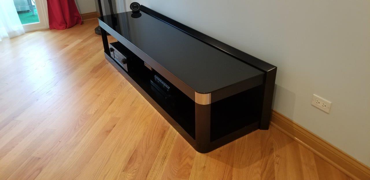 High End Comfort Black TV Stand in Amazing condition